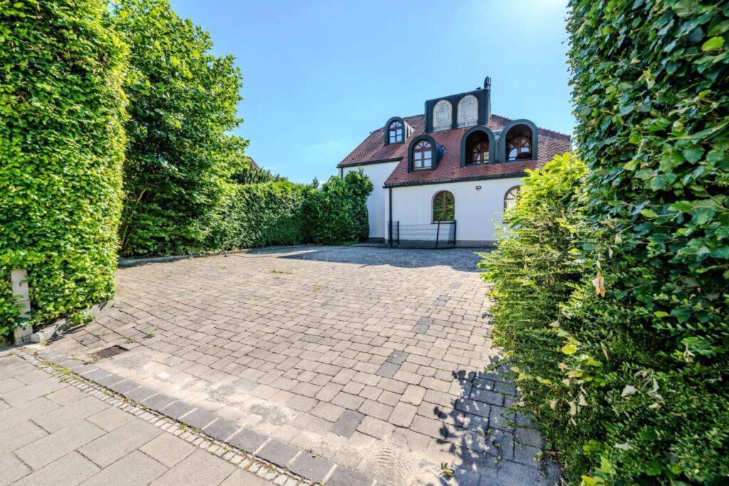 Außenansicht Parkplätze